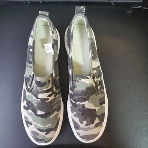 Tommy Bahama Camo Slip On Sneakers - Size 9.5